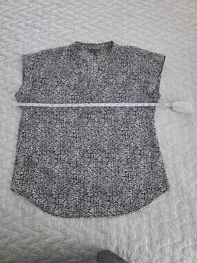 Vince Camuto Women's printed Split Neck Short Sleeve Blouse